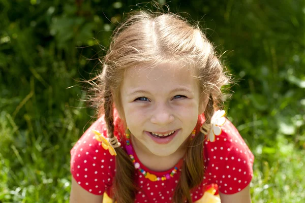 Porträtt av skrattande flicka med flätor — Stockfoto