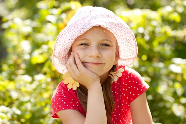 Menina bonita em um panamá de verão — Fotografia de Stock
