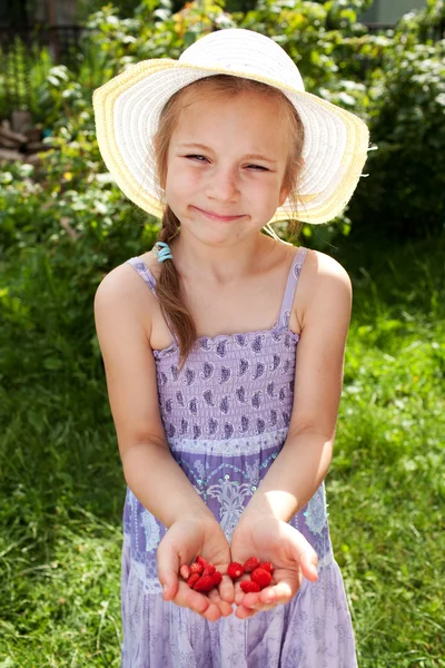 Dívka v klobouku s plody lahodné jahody — Stock fotografie