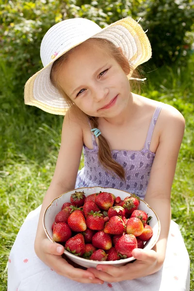 Smiling girl with a big bowl of strawberries — Stock Photo, Image