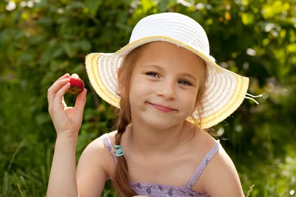 Menina está desfrutando de um delicioso morangos — Fotografia de Stock