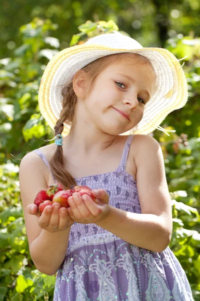 Menina alegre segurando um morangos maduros — Fotografia de Stock