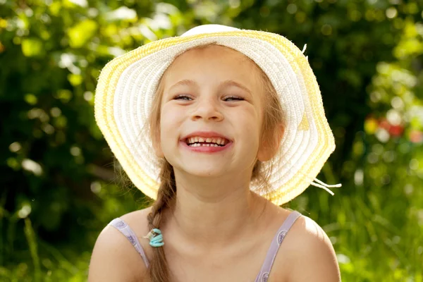 Ha kul, leende liten flicka — Stockfoto