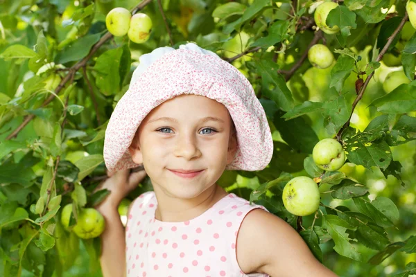 Забавная девушка рядом с яблоней — стоковое фото