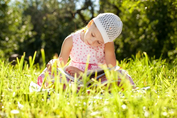 Charmig tjej i hatten läser en bok — Stockfoto