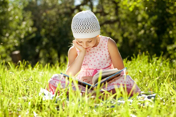 Charmante fille au chapeau lisant un livre — Photo
