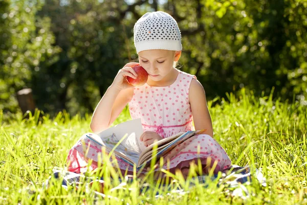 Όμορφο κορίτσι, διαβάζοντας ένα βιβλίο — Φωτογραφία Αρχείου