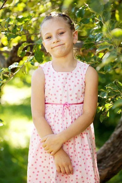 Menina engraçada em um vestido rosa — Fotografia de Stock