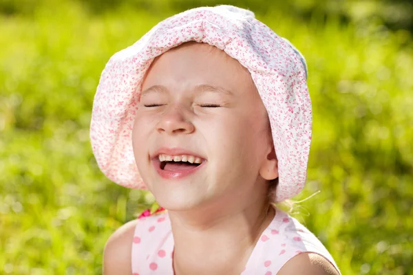 Fröhliches Mädchen lacht — Stockfoto