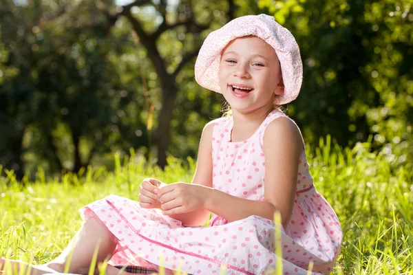 Vrolijk meisje lachen in de zomerjurk — Stockfoto