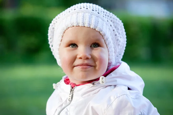 Kleines Mädchen im weißen Anzug — Stockfoto