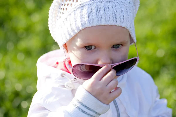 Sevimli bebek beyaz ceket — Stok fotoğraf