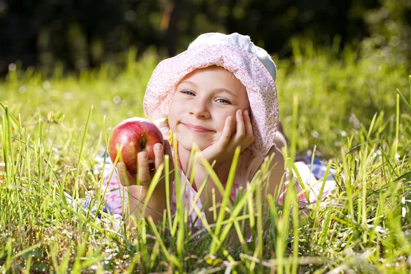 一个苹果的女孩 — 图库照片