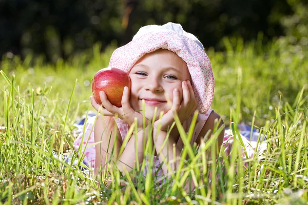 Dziewczyna z czerwonym jabłkiem — Zdjęcie stockowe