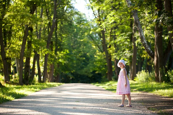 Маленька дівчинка в рожевій сукні, що йде вниз — стокове фото