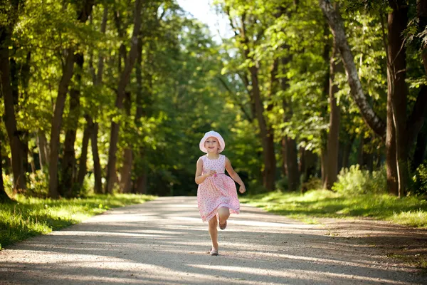 Pequeña niña corre — Foto de Stock