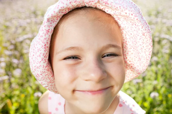 Klein meisje in een zomer-panama — Stockfoto