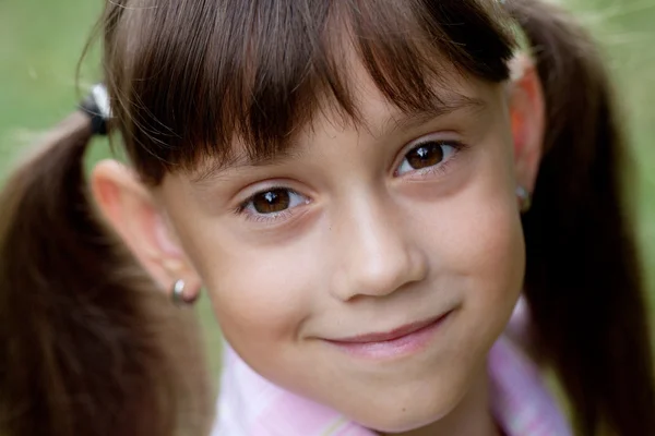 Porträt eines süßen kleinen Mädchens — Stockfoto