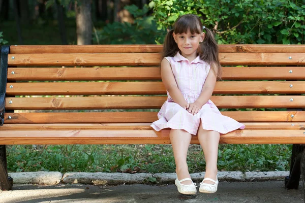 Zabawna dziewczyna siedzi odpoczynku — Zdjęcie stockowe