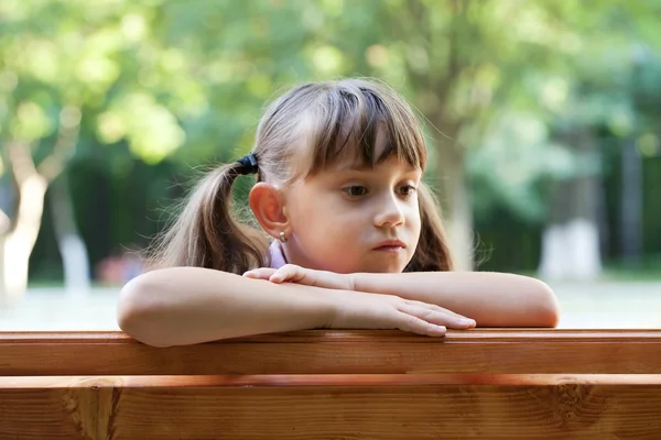 Маленькая девочка сидит — стоковое фото