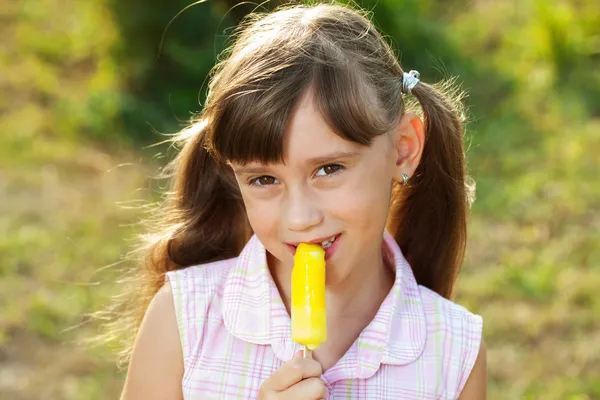 Menina bonita comer sorvete — Fotografia de Stock
