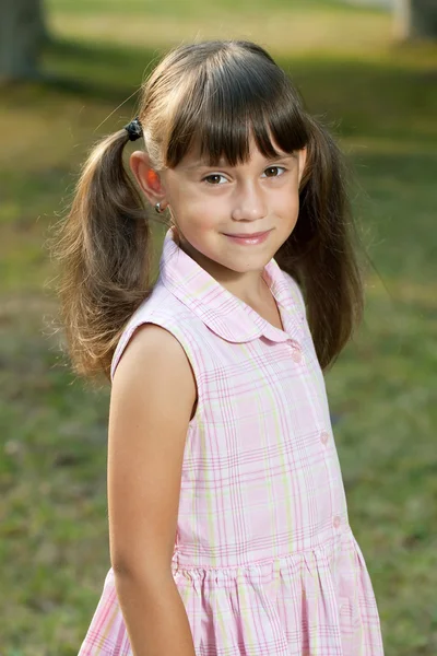 Klein meisje in een zomerjurk — Stockfoto