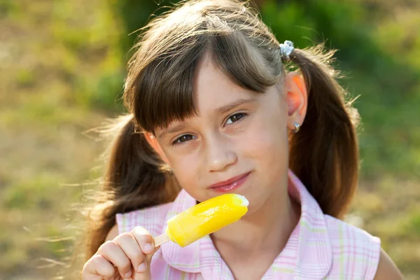 Krásná mladá dívka se těší zmrzlina — Stock fotografie