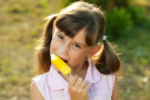 Beautiful young girl enjoys a ice cream — Stock Photo, Image