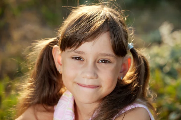 Graciosa niña sonriente con colas — Foto de Stock