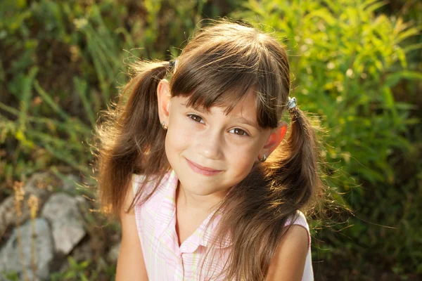 Χαριτωμένο μικρό κορίτσι μεταξύ το γρασίδι — Φωτογραφία Αρχείου