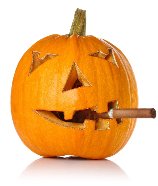 Zucca di Halloween. Scary Jack O'Lantern fumo sigaro — Foto Stock