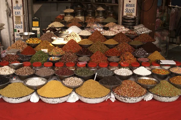 Indiase markt kraam verkopen noten en specerijen — Stockfoto