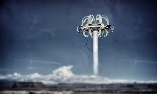 Ufo voando sobre o deserto — Fotografia de Stock