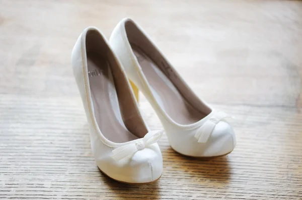 Noivas sapatos brancos — Fotografia de Stock