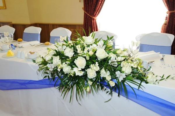 Головний стіл на весіллі — стокове фото