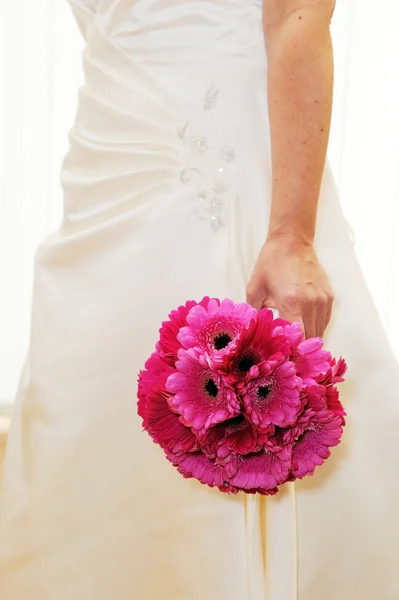 Noiva segurando buquê rosa — Fotografia de Stock