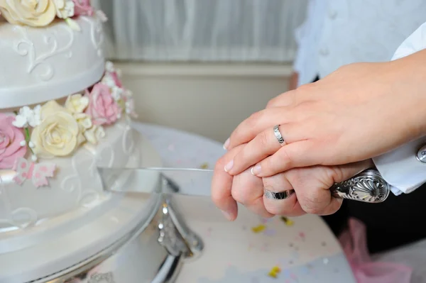 Bruid & bruidegom snijden taart — Stockfoto