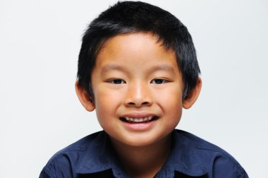 Asyalı çocuk gülümseyen