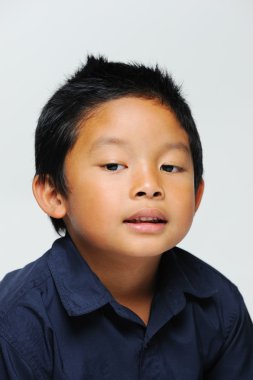 Asyalı çocuk masum görünüyor