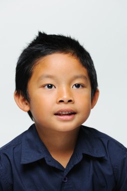 Asyalı çocuk kameraya gülümseyen