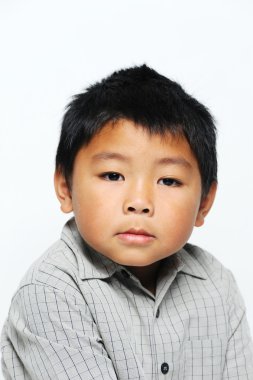 Asyalı çocuk ciddi arıyorsunuz