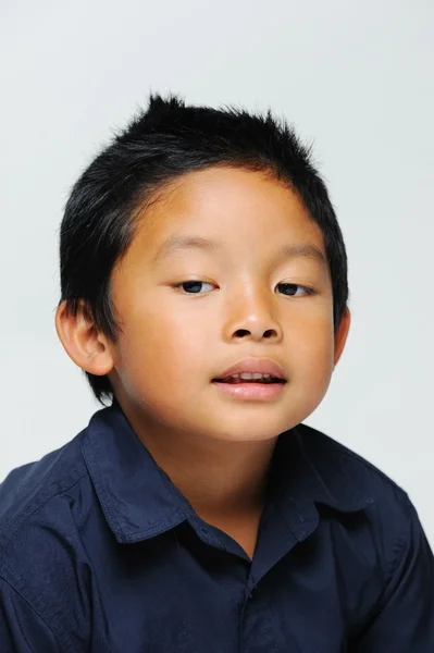 Азиатский мальчик выглядит невинным — стоковое фото