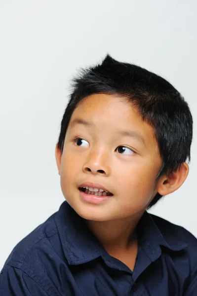 亚洲男孩看起来很可爱カメラに笑顔のアジアの少年 — 图库照片
