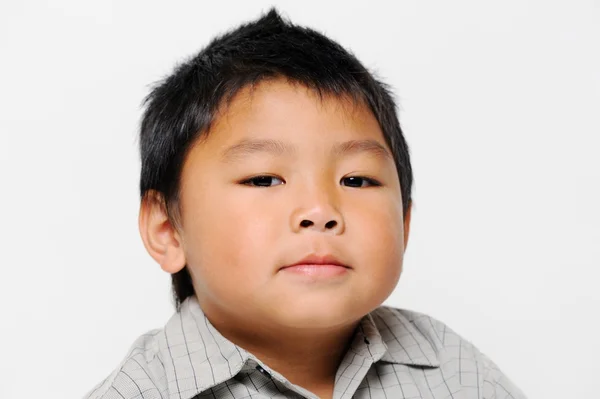 Азиатский мальчик серьезно — стоковое фото