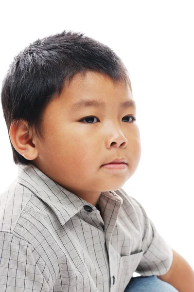 Азиатский мальчик выглядит серьезным — стоковое фото