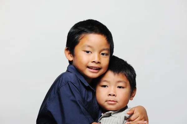 Carino asiatico fratelli — Foto Stock