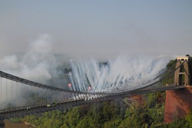Olimpiyat meşalesinin brunel'ın landmark köprü üstünden geçiyor.