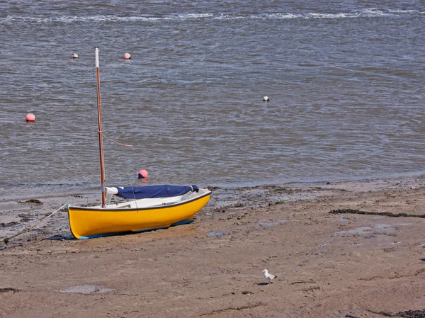Beached dinghy — Stock Photo, Image