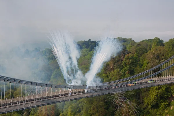 Flama olímpica cruzando puente hito — Foto de Stock