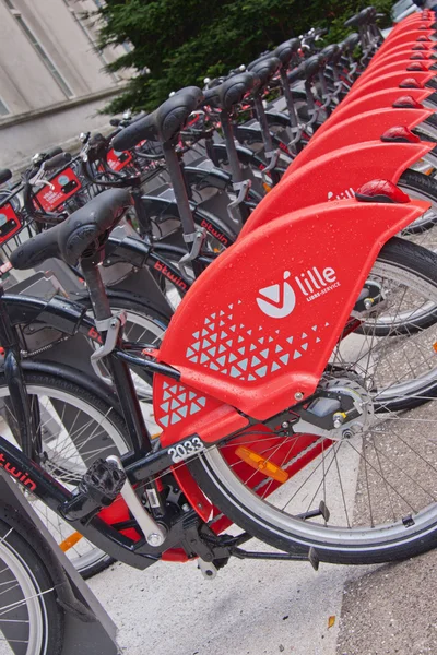 Rote Fahrräder zum Verleih — Stockfoto